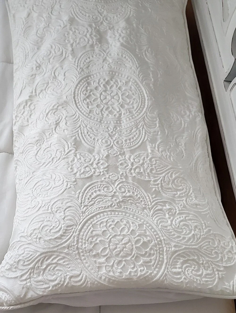 J. Queen New York White Quilted Medallion Comforter And 2 Shams King Size Set.